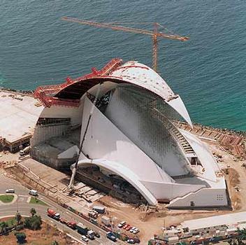 Auf Teneriffa, in exponierter Lage am Meer gelegen, präsentiert Architekt Santiago Calatrava ein Kunstwerk. Dieses Bauwerk, das als Konzerthalle genutzt wird, ist ein Beispiel für die fast unbegrenzten Möglichkeiten, die im Betonbau gegeben sind. Die Schalungstechnik für ein solches Bauwerk ist eine besondere Herausforderung, die die PERI Ingenieure auf rationelle und sichere Weise gelöst haben
