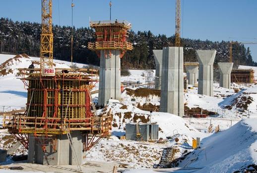 Die 515 m lange Kulmbachtalbrücke ruht auf insgesamt acht Pfeilerpaaren. Zur Herstellung der anspruchsvollen Pfeilerformen und der Widerlager lieferte PERI die wirtschaftlichste Schalungs- und Gerüstlösung
