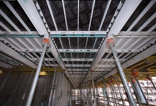 The PERI SKYDECK aluminium panel slab formwork with drophead: fast forming through lightweight individual components, rapid material handling and reduced on-site material requirements due to the possibility of early striking