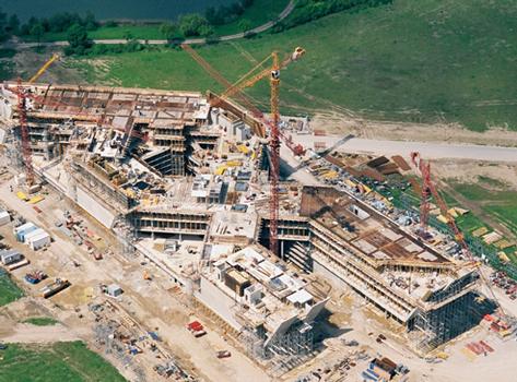 Die Fertigstellung des ersten Bauabschnitts ist für Ende 2005 geplant. Über 6.000 m² Deckenschalung PERI SKYDECK mit 8.000 MULTIPROP-Stützen beschleunigen den Bauablauf merklich