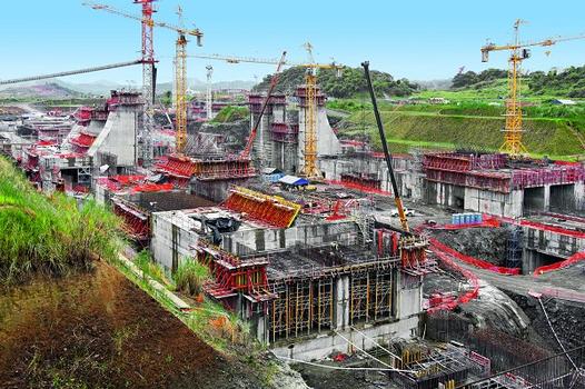 Mehr als 12 Monate nach Beginn der Ausbauarbeiten am Panamakanal sind die Dimensionen und die massiven Bauteile deutlich sichtbar