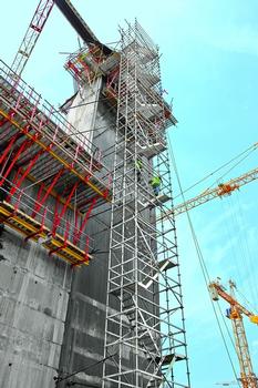 Der optimal an die Baustellenanforderungen angepasste PERI Systemeinsatz beinhaltet die Errichtung sicherer Zugänge, beispielsweise mithilfe der PERI UP Gerüsttreppe