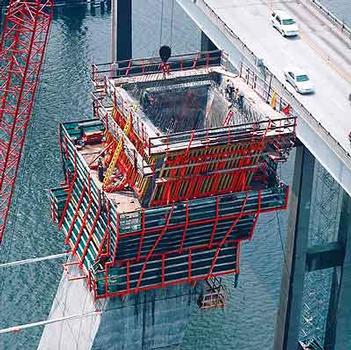 A total of 11 cycles each with a height of 4.15 m will be concreted. Following an intermediate cycle, the formwork is altered to accommodate the change in pier inclination. Total pier height 175 m