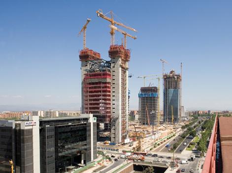 The Spanish skyscraper complex, Cuatro Torres, in August 2006: The Torre Repsol (left) and the Torre de Cristal (centre) have passed the 100-metre mark; the Torre Espacio (right), with over 150 metres, has already started the final phase. With the ACS self-climbing formwork, PERI offered the most cost-effective solution in each case, efficiently dealing with a wide range of requirements