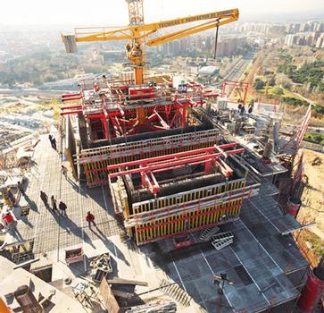 The 223 m high Torre Espacio has three reinforced concrete cores with varying wall thicknesses. The PERI ACS modular self-climbing system allows construction site crews to simultaneously move wall, slab and beam formwork as well as the central placing boom from floor to floor without the need of a crane
