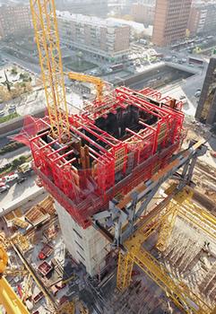During the operational planning of the PERI self-climbing formwork for constructing the reinforced concrete cores of the Torre Repsol, PERI engineers also had to take into consideration the construction site crane which is positioned in the core itself