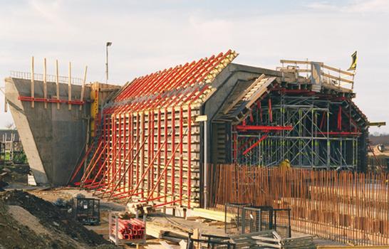 The tunnel cross-section was constructed semi-monolithically using a cut-and-cover method – the walls and slab being concreted in one pour. The Weissenhorn-based formwork and scaffolding manufacturer, PERI, provided a very convincing concept