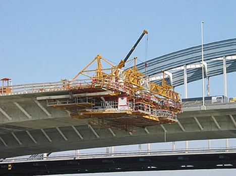 PERI Cantilever formwork in the main section of the bridge. Beginning at the piers positioned close to the river banks, the pre-stressed box girder is formed and concreted from both sides with around 80 m cantilever until both halves of the superstructure join over the middle of the river