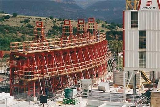 Die Feldfabrik zur Herstellung der bis zu 65 t schweren Dachsegment- Fertigteile mit PERI Stahlsonderschalungslösung und stationärer Betonmischanlage