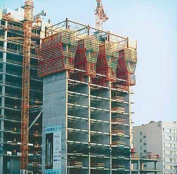 The loads from the climbing scaffold are safely transferred via the anchors into the building. PERI ACS is the only self-climbing formwork with officially-approved anchoring