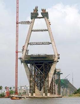 Die effiziente PERI Schalungslösung auf der Basis der ACS Selbstklettertechnik sorgt für einen raschen Bauablauf bei der Erstellung bis zu 173 m hoher Pylone dieses spektakulären Brückenbauwerks in der führenden Wirtschaftsmetropole Südostasiens