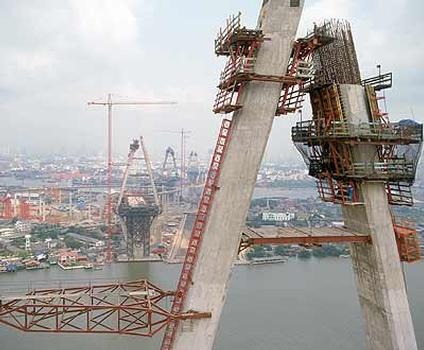 Die Mega Bridge überquert den Chao Phraya Fluß gleich zweimal. Die vier Pylone für die 702 m und 582 m langen Brückenabschnitte werden bis zu 173 m hoch