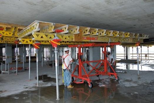 The PERI striking and transportation trolley allows safe and fast horizontal movements of the PERI tableforms