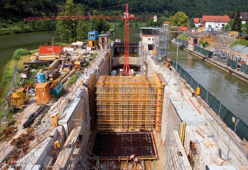 For repairing the Hirschhorn navigation lock on the River Neckar, the PERI MULTIPROP system was used for reinforcing two VARIO wall formwork elements in a horizontal direction