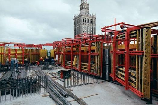 Hotel Inter-Continental, Warsaw, Poland: Special window boxouts are fixed to the PERI VARIO girder wall formwork and climb together without a crane from floor to floor
