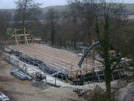 Weald and Downland Museum: Please hold on for a moment! The erection of the timber batten network was carried out on a PERI UP platform over 1,200 m². The sensational building shape was formed by altering the scaffolding. The high flexibility of the PERI UP Rosett system proved itself here