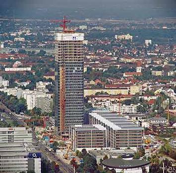 Uptown München: Neues städtebauliches Highlight in der Landeshauptstadt München: Mit 146 m Höhe und 37 Obergeschossen ist das UpTown Hochhaus das höchste Bürogebäude Bayerns