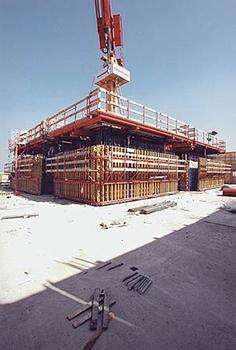 Uptown München: View of the core formwork on the top floor. The concrete distribution mast also climbs with the formwork
