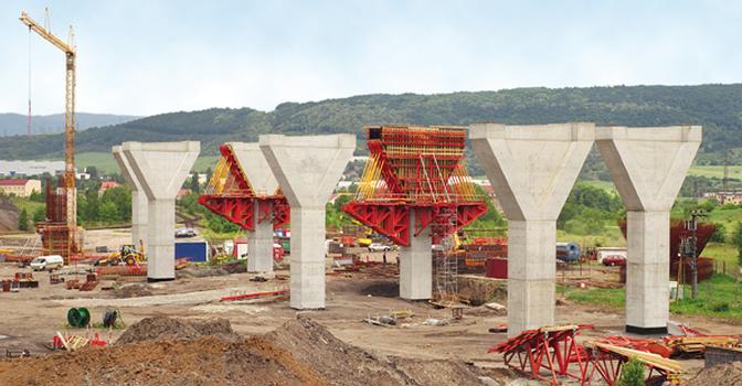 Für die 1.083 m lange Autobahnbrücke Trmice bei Aussig in Tschechien wurden 59 Brückenpfeiler mit PERI Schalung wirtschaftlich hergestellt