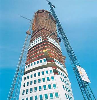 Turning Torso, Malmö: Constructed using PERI ACS self-climbing technology, the Turning Torso structure turns at an angle of 90° as it climbs upwards over nine cubes – each cube consists of five floors