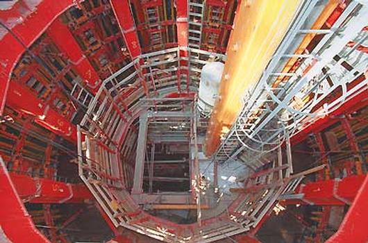 With help of the PERI ACS-P self-climbing scaffold, the circular formwork for the core is moved hydraulically from floor to floor. The self-climbing units for the formwork and concrete placing boom climb simultaneously