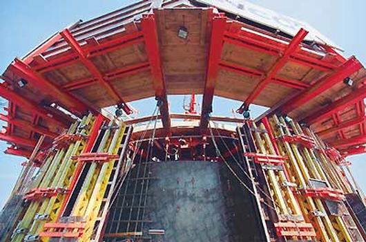 The core wall was formed with PERI GRV articulated walers and externally using PERI RUNDFLEX formwork. Adapting to the changing wall thicknesses (from 2.00 m at the bottom to 40 cm at the top) is carried out with filler elements on the external formwork