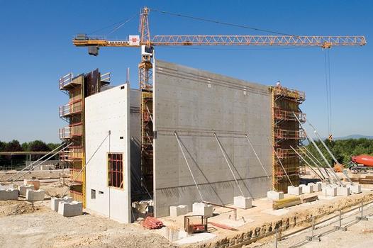 For the Würth Art Museum in Erstein/Elsass, up to 14-metre high walls in architectural concrete quality were constructed using PERI VARIO GT 24 girder wall formwork