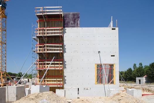 The flexible PERI VARIO wall formwork system made it possible to meet the requirements placed by the formlining joint arrangement as well as the requested execution and positioning of the anchor points