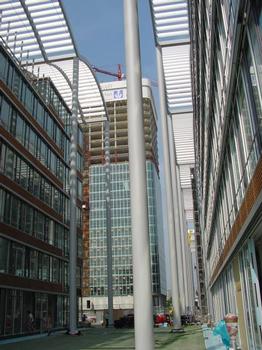 Uptown München: Boulevard zwischen den Campusgebäuden mit Büroturm