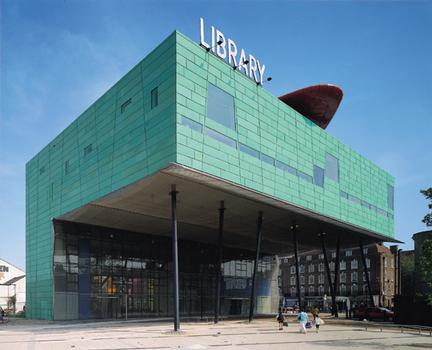 Peckham LibraryVue de l'espace public sous la portion cantilever sud
