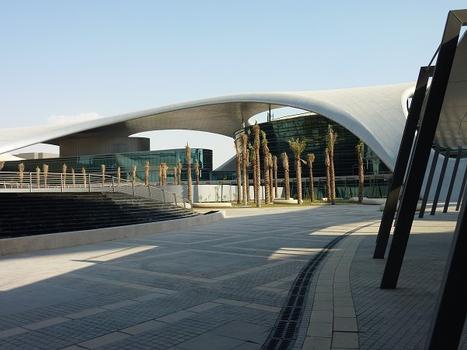 Zayed-Universität in Abu Dhabi - Fertig gesteller zentraler Campusbereich mit Blickrichtung zur Bibliothek