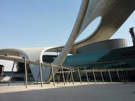 Zayed-Universität in Abu Dhabi - Fertig gesteller zentraler Campusbereich mit Blick zur Mensa