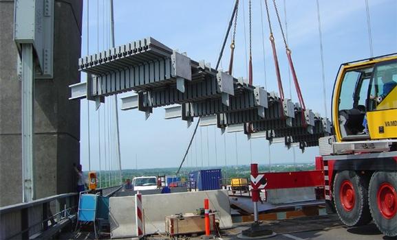 Unloading a Modular Expansion Joint directly into the already prepared recess