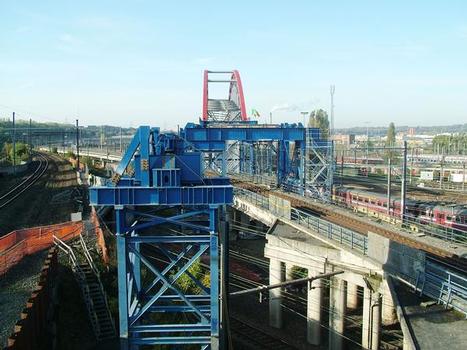 Bridge on the move: the steel railway bridge in Brussels on its way to its final position