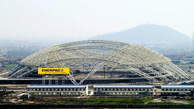 Advanced Enerpac hydraulics takes care of the safe and controlled opening and closing of the Nantong Stadium's roof. In this photograph, it is depicted during the testing phase in the opened position. It takes 20 to 30 minutes to open the roof