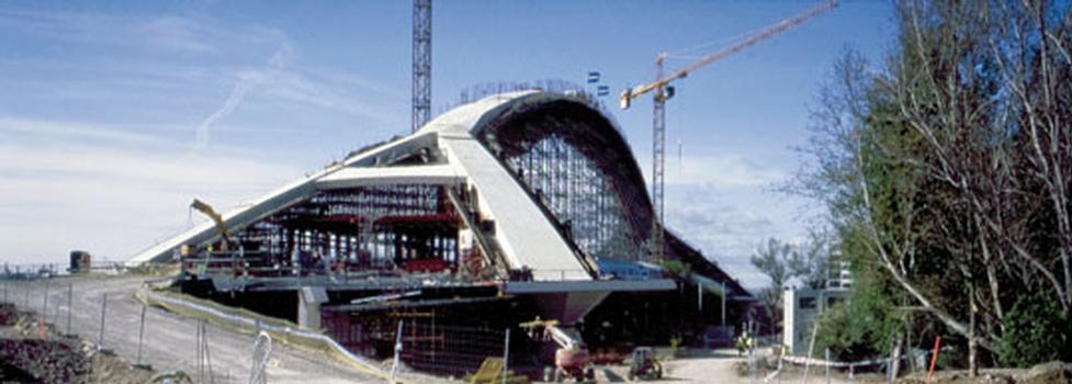 Enerpac's 12.000 tons synchronous hydraulic systems moved the concrete arch and pushed the cantilevers apart to make space for the final casting of Zaragoza's Third Millenium Bridge (Spain)