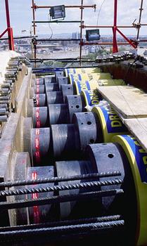 The crown jacking of the bowstring arch was done using a synchronous system with six 2000 tons double-acting lock nut cylinders controlled by a single PLC-control unit