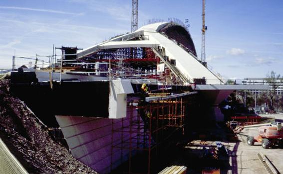 The custom-designed synchronous system was engineered to push apart and hold the two parts on the top of the arch, leaving the arch totally un-swung. Featuring the highest arch in the world of a fluvial bridge, execution of the project was made possible in large part by the synchronized systems developed by Enerpac's Integrated Solutions centre of Spain