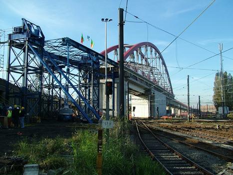 Die Eisenbahnbrücke von 140 Metern Länge und 1600 Tonnen ist unter voller Kontrolle
