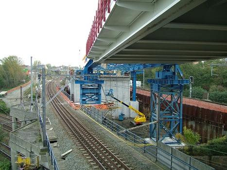 Stahlsäulen stützen die Brücke während der Bewegung