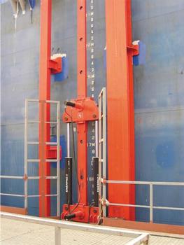 Each climbing unit consists of two 70 tons double acting cylinders and two 20 tons locking cylinders