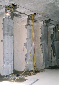 Prado: Les vérins Enerpac sont positionnés horizontalement dans les deux niveaux afin de soutenir les murs en béton et dempêcher les fondations du sous-sol de sinfléchir