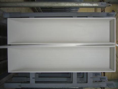 Für die Fertigung der HPC-Weißbeton-Fassadenplatten kamen Glasfasern und Weißzement der Firma Holcim zum Einsatz