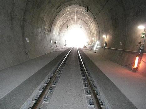 Mit ETONIS® 260 modifizierter Dränbeton wird zwischen und neben Schienen verlegt und ermöglicht so Rettungs- und Löschfahrzeugen schnellen Zugang zu Eisenbahntunnel. Der neue Beton ist schnell zu verlegen, äußerst langlebig und stabil und eignet sich daher ideal für Anwendungen im Straßen-, Tunnel- und Tiefbau