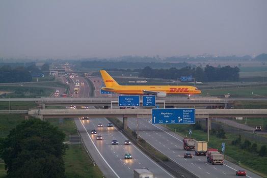 DHL, Express-Tochter der Deutschen Post World Net, nutzt bereits heute den Flughafen Leipzig/Halle. Ab 2008 wird der Airport DHL als europäisches Drehkreuz für weltweite Verkehre dienen