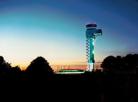 Der 1999 errichtete neue Tower des Flughafens bei Nacht