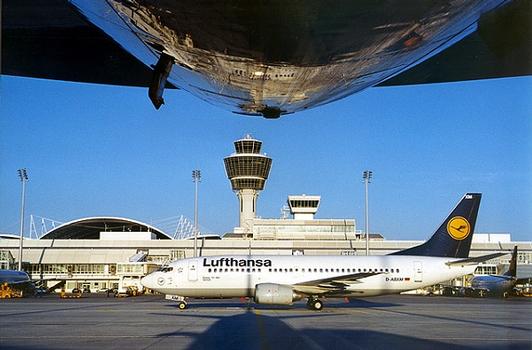 Flughafen München: B 737 Lufthansa