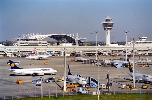Aéroport de Munich: Tarmac ouest avec MAC et tour de contrôle