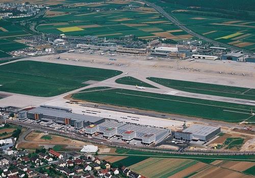 Flughafen Stuttgart: Luftfrachtzentrum auf Flughafen-Südseite in Filderstadt - Bernhausen