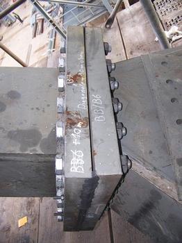 Spalt an einem diagonalträger im Bereich des Kesselhauses eines Kraftwerkes. Spaltverschluss mit DIAMANT MM1018 flüssig ohne die Bauteile zu demontieren